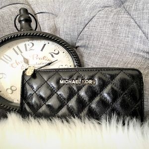Michael Kors Quilted Leather Zipper Wallet 👝